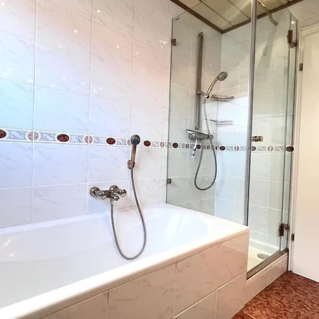 Privates Ferienhaus Mit Pool & Whirlpool Zentral In Bad Dürkheim Buitenkant foto