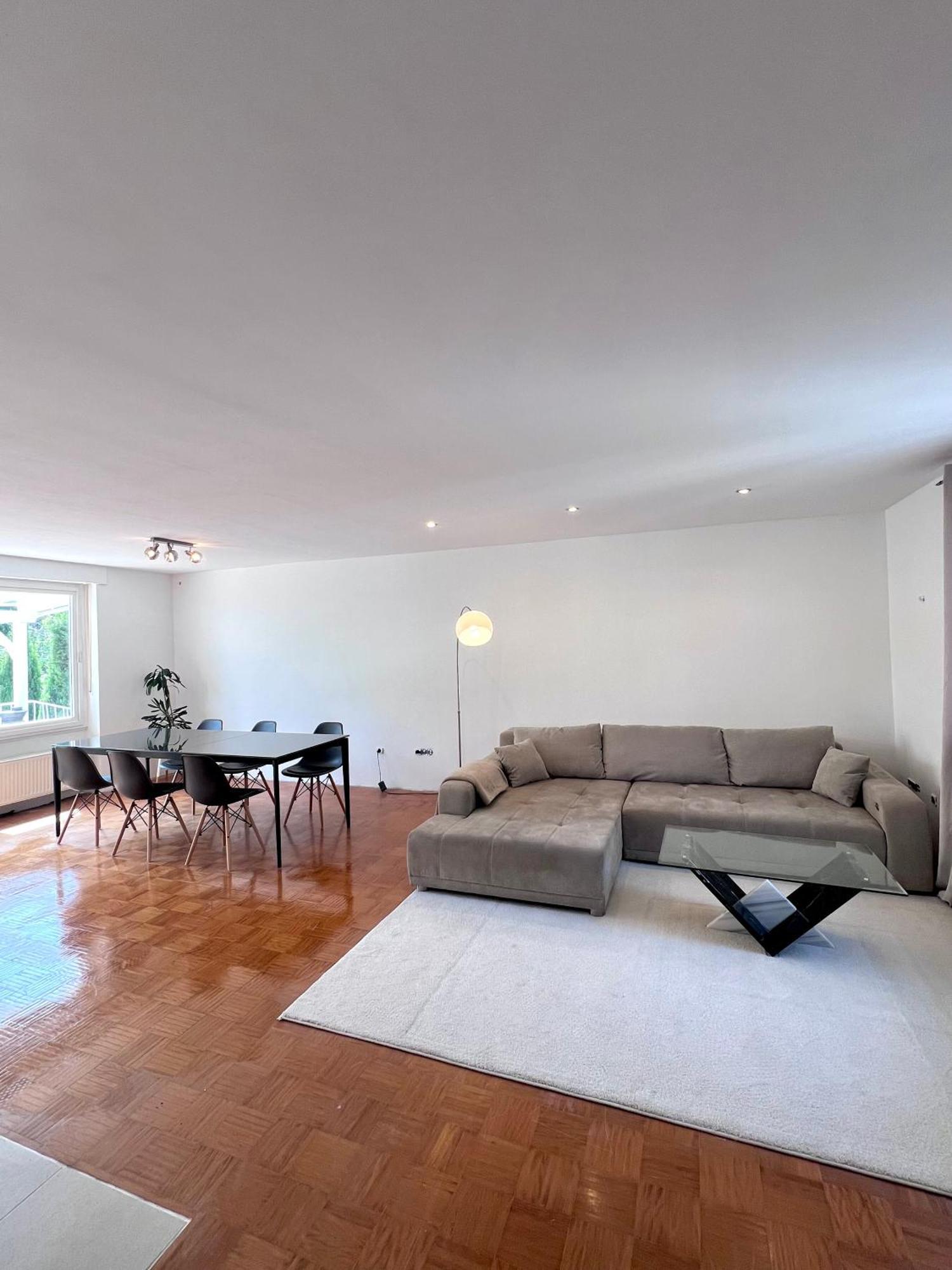 Privates Mit Pool & Whirlpool Zentral In