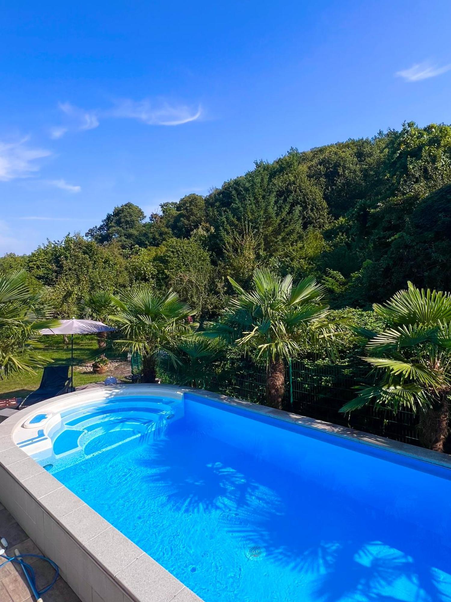 Privates Mit Pool & Whirlpool Zentral In